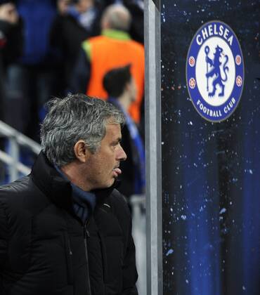 VeltinsArena Gelsenkirchen 25.11.2014, UEFA Championsleague 2014 2015 Vorrunde 5. Spieltag, Schalke 04 (S04) vs. FC Chelsea ---- Chelsea Trainer Jose Mourinho streckt dem Logo des Vereins die Zunge raus