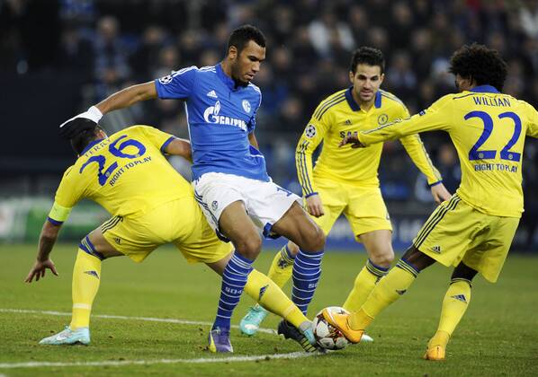 VeltinsArena Gelsenkirchen 25.11.2014, UEFA Championsleague 2014 2015 Vorrunde 5. Spieltag, Schalke 04 (S04) vs. FC Chelsea ---- keine Chance gegen das gelbe Rudel: Eric Choupo-Moting (S04) umzingelt von (v.li.) John Terry, Cesc Fabregas, Willian