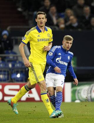 VeltinsArena Gelsenkirchen 25.11.2014, UEFA Championsleague 2014 2015 Vorrunde 5. Spieltag, Schalke 04 (S04) vs. FC Chelsea ---- Riese gegen Zwerg: Nemanja Matic, Max Meyer (S04)