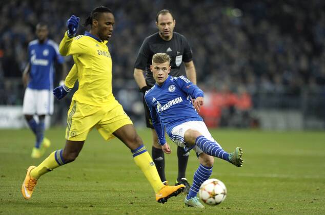 VeltinsArena Gelsenkirchen 25.11.2014, UEFA Championsleague 2014 2015 Vorrunde 5. Spieltag, Schalke 04 (S04) vs. FC Chelsea ---- Riese gegen Zwerg: Torschütze Didier Drogba (li.) und Max Meyer (S04) . Dahinter Schiedsrichter Jonas Eriksson