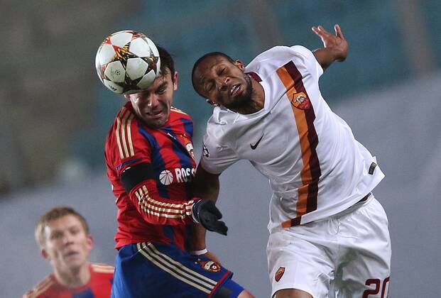 MOSCOW REGION, RUSSIA. NOVEMBER 25, 2014. CSKA s Bibras Natkho (L) and Roma s Seydou Keita fight for the ball in their 2014 15 Season UEFA Champions League Group E Round 5 football match at Arena Khimki Stadium. ArtyomxKorotayev TASS  premiumd RE155CC3