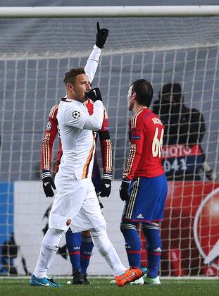 MOSCOW REGION, RUSSIA. NOVEMBER 25, 2014. Roma s Francesco Totti (front) celebrates scoring in their 2014 15 Season UEFA Champions League Group E Round 5 football match against CSKA Moscow at Arena Khimki Stadium. ArtyomxKorotayev TASS  premiumd RE155CCB