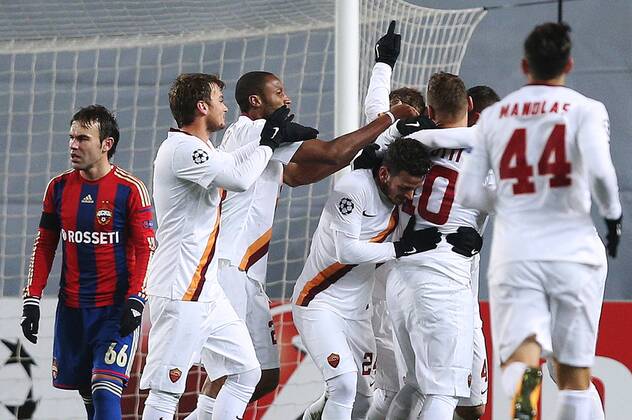MOSCOW REGION, RUSSIA. NOVEMBER 25, 2014. Roma s players celebrate scoring in their 2014 15 Season UEFA Champions League Group E Round 5 football match against CSKA Moscow at Arena Khimki Stadium. ArtyomxKorotayev TASS  premiumd RE155CCC
