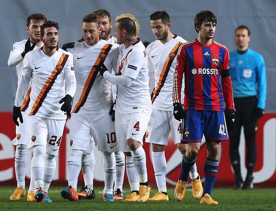 MOSCOW REGION, RUSSIA. NOVEMBER 25, 2014. Roma s players celebrate scoring in their 2014 15 Season UEFA Champions League Group E Round 5 football match against CSKA Moscow at Arena Khimki Stadium. ArtyomxKorotayev TASS  premiumd RE155CCD