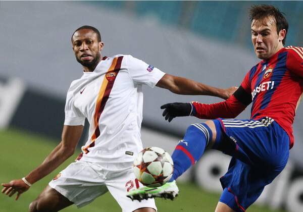 MOSCOW REGION, RUSSIA. NOVEMBER 25, 2014. Roma s Seydou Keita (L) and CSKA s Bibras Natkho fight for the ball in their 2014 15 Season UEFA Champions League Group E Round 5 football match at Arena Khimki Stadium. ArtyomxKorotayev TASS  premiumd RE155CCF