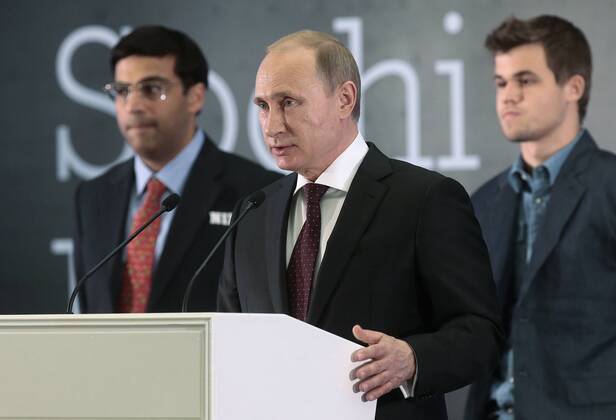 SOCHI, RUSSIA.NOVEMBER 25, 2014. Indian chess player Viswanathan (Vishy) Anand, left, and chess champion Magnus Carlsen (R) of Norway look on as Russia s president Vladimir Putin (C) speaks at an awarding ceremony for the FIDE World Chess Championship 2014.  premiumd RE155CA4