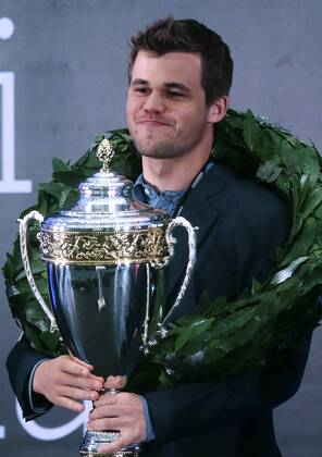 SOCHI, RUSSIA.NOVEMBER 25, 2014. Chess champion Magnus Carlsen of Norway holds up his trophy after winning the FIDE World Chess Championship 2014.  premiumd RE155CE6