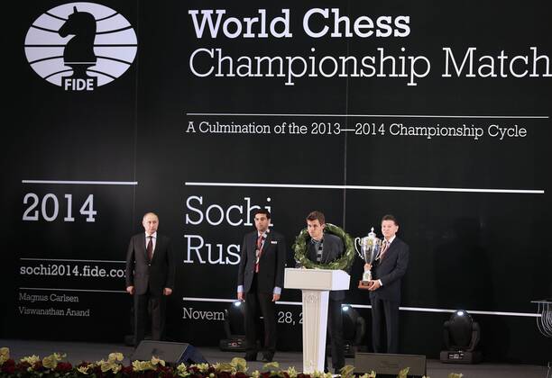 SOCHI, RUSSIA.NOVEMBER 25, 2014. Russia s president Vladimir Putin, Indian chess player Viswanathan (Vishy) Anand, chess champion Magnus Carlsen of Norway, and Kirsan Ilyumzhinov, the president of the World Chess Federation (FIDE), from left, at an awarding ceremony for the FIDE World Chess Championship 2014.  premiumd RE155CEB