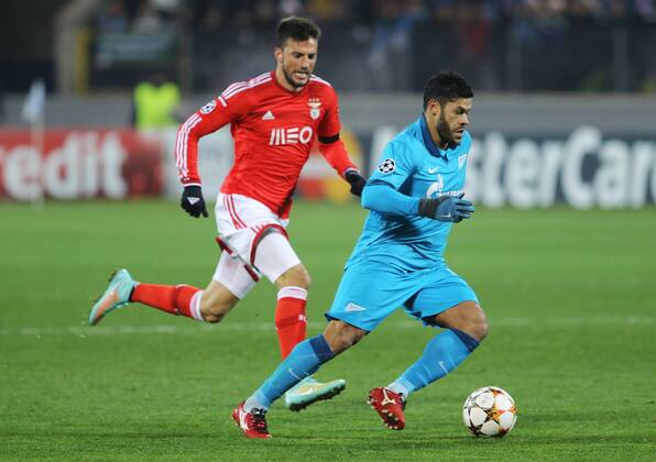 Aktuell Fussball, Champions League, Zenit St. Petersburg - Benfica Lissabon ST. PETERSBURG, RUSSIA. NOVEMBER 26, 2014. Benfica s Andreas Samaris (L) and Zenit s Hulk fight for the ball in their 2014 15 Season UEFA Champions League Group C Round 5 football match at Petrovsky Stadium. Ruslan Shamukov TASS  RE155EA8