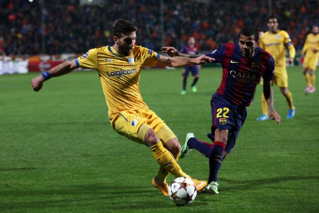 Aktuell Fussball, Champions League, Apoel Nikosia - FC Barcelona Barcelona s Brazilian defender Daniel Alves fight for the ball with Apoel s Cyprus midfielder Goerge Efrem during their UEFA Champions League group F football match against Apoel at GSP Stadium in the Cypriot capital Nicosia on November 25, 2014.