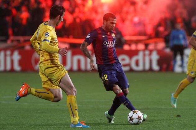 Aktuell Fussball, Champions League, Apoel Nikosia - FC Barcelona Barcelona s Brazilian defender Daniel Alves controls the ball during their UEFA Champions League group F football match against Apoel at GSP Stadium in the Cypriot capital Nicosia on November 25, 2014.