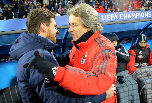 Aktuell Fussball, Champions League, Zenit St. Petersburg - Benfica Lissabon ST. PETERSBURG, RUSSIA. NOVEMBER 26, 2014. Zenit s head coach Andre Villas-Boas (L) and Benfica s head coach Jorge Jesus hug ahead of their 2014 15 Season UEFA Champions League Group C Round 5 football match at Petrovsky Stadium. Ruslan Shamukov TASS  RE155EA7