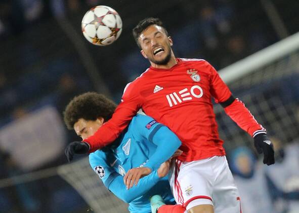 Aktuell Fussball, Champions League, Zenit St. Petersburg - Benfica Lissabon ST. PETERSBURG, RUSSIA. NOVEMBER 26, 2014. Zenit s Axel Witsel (L) and Benfica s Andreas Samaris fight for the ball in their 2014 15 Season UEFA Champions League Group C Round 5 football match at Petrovsky Stadium. Ruslan Shamukov TASS  RE155EB4