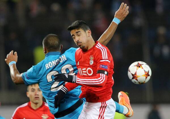 Aktuell Fussball, Champions League, Zenit St. Petersburg - Benfica Lissabon ST. PETERSBURG, RUSSIA. NOVEMBER 26, 2014. Zenit s Salomon Rondon (L) and Benfica s Andre Almeida fight for the ball in their 2014 15 Season UEFA Champions League Group C Round 5 football match at Petrovsky Stadium. Ruslan Shamukov TASS  RE155EB8