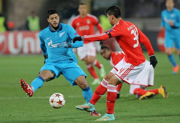 Aktuell Fussball, Champions League, Zenit St. Petersburg - Benfica Lissabon ST. PETERSBURG, RUSSIA. NOVEMBER 26, 2014. Zenit s Hulk (L) and Benfica s Andre Almeida fight for the ball in their 2014 15 Season UEFA Champions League Group C Round 5 football match at Petrovsky Stadium. Ruslan Shamukov TASS  RE155EB9