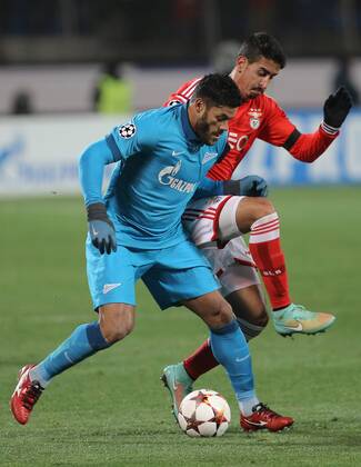 Aktuell Fussball, Champions League, Zenit St. Petersburg - Benfica Lissabon ST. PETERSBURG, RUSSIA. NOVEMBER 26, 2014. Zenit s Hulk (L) and Benfica s Andre Almeida fight for the ball in their 2014 15 Season UEFA Champions League Group C Round 5 football match at Petrovsky Stadium. Ruslan Shamukov TASS  RE155EBA
