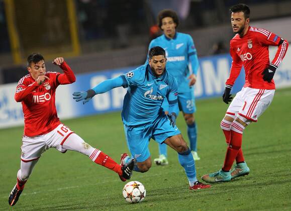 Aktuell Fussball, Champions League, Zenit St. Petersburg - Benfica Lissabon ST. PETERSBURG, RUSSIA. NOVEMBER 26, 2014. Benfica s Nicolas Gaitan (L), Andreas Samaris (R) and Zenit s Hulk (C) fight for the ball in their 2014 15 Season UEFA Champions League Group C Round 5 football match at Petrovsky Stadium. Ruslan Shamukov TASS  RE155EBE