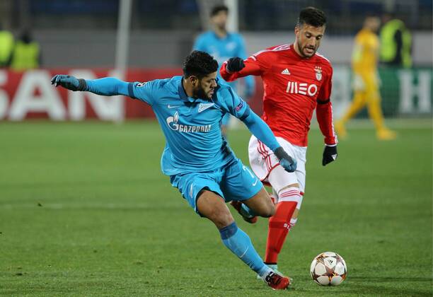 Aktuell Fussball, Champions League, Zenit St. Petersburg - Benfica Lissabon ST. PETERSBURG, RUSSIA. NOVEMBER 26, 2014. Zenit s Hulk (L) and Benfica s Andreas Samaris fight for the ball in their 2014 15 Season UEFA Champions League Group C Round 5 football match at Petrovsky Stadium. Ruslan Shamukov TASS  RE155EBF