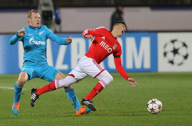 Aktuell Fussball, Champions League, Zenit St. Petersburg - Benfica Lissabon ST. PETERSBURG, RUSSIA. NOVEMBER 26, 2014. Zenit s Alexander Anyukov (L) and Benfica s Nicolas Gaitan fight for the ball in their 2014 15 Season UEFA Champions League Group C Round 5 football match at Petrovsky Stadium. Ruslan Shamukov TASS  RE155EC6