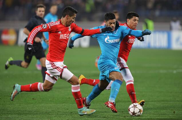 Aktuell Fussball, Champions League, Zenit St. Petersburg - Benfica Lissabon ST. PETERSBURG, RUSSIA. NOVEMBER 26, 2014. Zenit s Hulk (C) in action in the 2014 15 Season UEFA Champions League Group C Round 5 football match against FC Benfica at Petrovsky Stadium. Ruslan Shamukov TASS  RE155EC7