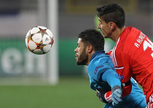 Aktuell Fussball, Champions League, Zenit St. Petersburg - Benfica Lissabon ST. PETERSBURG, RUSSIA. NOVEMBER 26, 2014. Zenit s Hulk (L) and Benfica s Andre Almeida fight for the ball in their 2014 15 Season UEFA Champions League Group C Round 5 football match at Petrovsky Stadium. Ruslan Shamukov TASS  RE155EC8