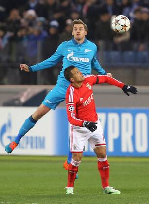 ST. PETERSBURG, RUSSIA. NOVEMBER 26, 2014. Benfica s Rodrigo Lima (front) and Zenit s Alexander Ryazantsev fight for the ball in their 2014 15 Season UEFA Champions League Group C Round 5 football match at Petrovsky Stadium. Ruslan Shamukov TASS  RE155ECA