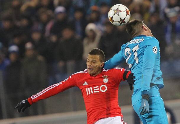 ST. PETERSBURG, RUSSIA. NOVEMBER 26, 2014. Benfica s Rodrigo Lima (L) and Zenit s Javi Garcia fight for the ball in their 2014 15 Season UEFA Champions League Group C Round 5 football match at Petrovsky Stadium. Ruslan Shamukov TASS  RE155ECC