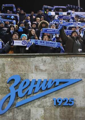 ST. PETERSBURG, RUSSIA. NOVEMBER 26, 2014. Zenit s fans rooting for their team in the 2014 15 Season UEFA Champions League Group C Round 5 football. FC Zenit won the game 1:0.  Aufmacher RE155EC5