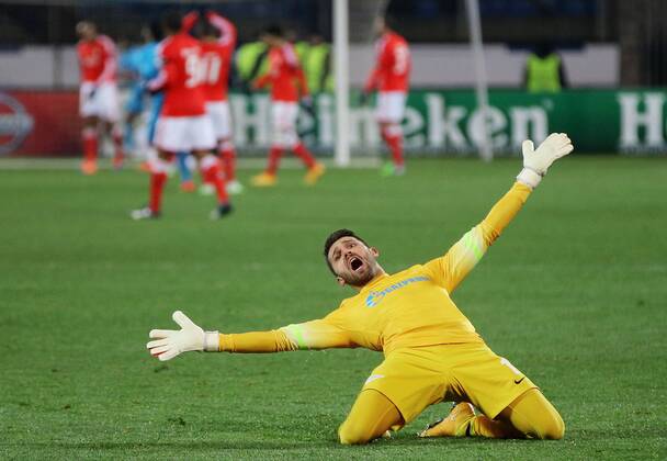 ST. PETERSBURG, RUSSIA. NOVEMBER 26, 2014. Zenit s goalkeeper Yuri Lodygin celebrates scoring in the 2014 15 Season UEFA Champions League Group C Round 5 football match against FC Benfica at Petrovsky Stadium. FC Zenit won the game 1:0.Ruslan Shamukov TASS  Aufmacher RE155ED9