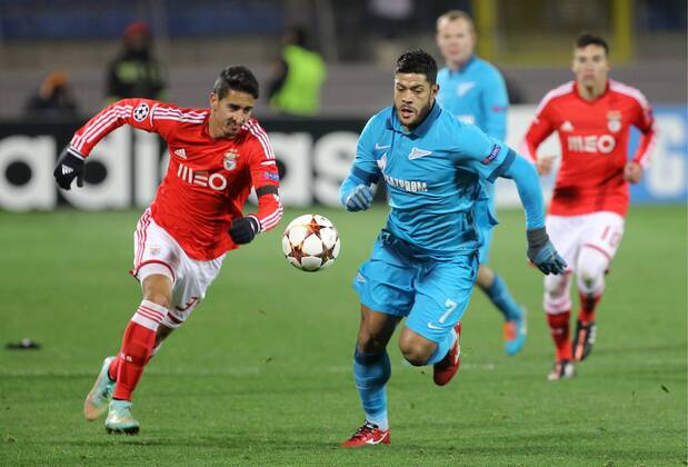 ST. PETERSBURG, RUSSIA. NOVEMBER 26, 2014. Benfica s Andre Almeida (L) and Zenit s Hulk fight for the ball in their 2014 15 Season UEFA Champions League Group C Round 5 football match at Petrovsky Stadium. FC Zenit won the game 1:0. Ruslan Shamukov TASS  RE155ECB