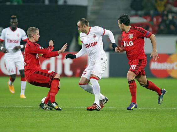 26.11.2014, xovx, Fussball UEFA Champions League, Bayer Leverkusen - AS Monaco, v.l. Lars Bender (Bayer 04 Leverkusen), Dimitar Berbatov (AS Monaco), Giulio Donati (Bayer 04 Leverkusen), Aktion.