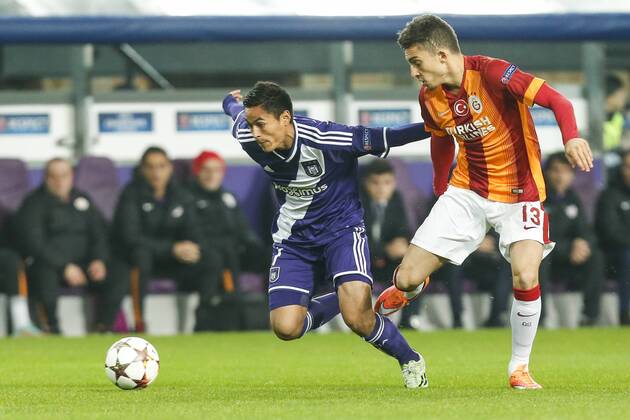 Aktuell Fussball, Champions League, RSC Anderlecht - Galatasaray Istanbul - BRUSSELS, BELGIUM: Anderlecht s Andy Najar and Galatasaray s Alex Telles fight for the ball during a game between Belgian soccer team RSCA Anderlecht and Turkish team Galatasaray, in Brussels, in the Constant Vanden Stock stadium, Wednesday 26 November 2014, on the fifth day of the group stage of the UEFA Champions League competition, in group D. THIERRYxROGE  x04509492x
