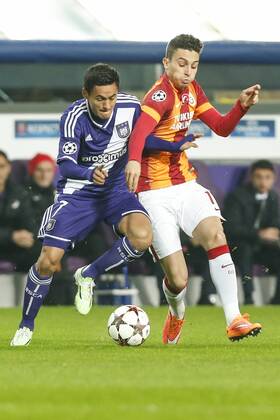 Aktuell Fussball, Champions League, RSC Anderlecht - Galatasaray Istanbul - BRUSSELS, BELGIUM: Anderlecht s Andy Najar and Galatasaray s Alex Telles fight for the ball during a game between Belgian soccer team RSCA Anderlecht and Turkish team Galatasaray, in Brussels, in the Constant Vanden Stock stadium, Wednesday 26 November 2014, on the fifth day of the group stage of the UEFA Champions League competition, in group D. THIERRYxROGE  x04509493x