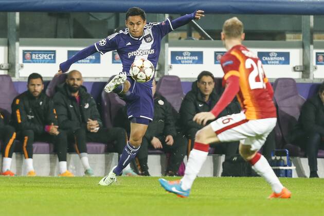 Aktuell Fussball, Champions League, RSC Anderlecht - Galatasaray Istanbul - BRUSSELS, BELGIUM: Anderlecht s Andy Najar and Galatasaray s Semih Kaya fight for the ball during a game between Belgian soccer team RSCA Anderlecht and Turkish team Galatasaray, in Brussels, in the Constant Vanden Stock stadium, Wednesday 26 November 2014, on the fifth day of the group stage of the UEFA Champions League competition, in group D. THIERRYxROGE  x04509494x