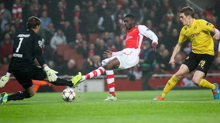 Football - 2014 2015 Champions League - Group D: Arsenal vs. Borussia Dortmund, Arsenal s Yaya Sanogo slides the ball past Dortmund s Roman Weidenfeller at The Emirates Stadium Colorsport Daniel Bearham  ARS_DOR
