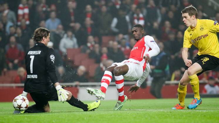 Football - 2014 2015 Champions League - Group D: Arsenal vs. Borussia Dortmund, Arsenal s Yaya Sanogo slides the ball past Dortmund s Roman Weidenfeller at The Emirates Stadium Colorsport Daniel Bearham  ARS_DOR