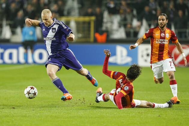 Aktuell Fussball, Champions League, RSC Anderlecht - Galatasaray Istanbul - BRUSSELS, BELGIUM: Anderlecht s Olivier Deschacht and Galatasaray s Hamit Altintop fight for the ball during a game between Belgian soccer team RSCA Anderlecht and Turkish team Galatasaray, in Brussels, in the Constant Vanden Stock stadium, Wednesday 26 November 2014, on the fifth day of the group stage of the UEFA Champions League competition, in group D. THIERRYxROGE  x04509509x