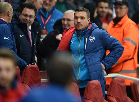 FUSSBALL CHAMPIONS LEAGUE SAISON 2014 2015 VORRUNDE Arsenal London - Borussia Dortmund 26.11.2014 Lukas Podolski (Arsenal) auf dem Weg zur Ersatzbank 