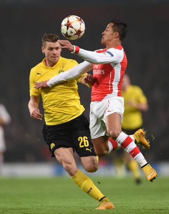 FUSSBALL CHAMPIONS LEAGUE SAISON 2014 2015 VORRUNDE Arsenal London - Borussia Dortmund 26.11.2014 Lukasz Piszczek (li, Borussia Dortmund) gegen Alexis Sanchez (re, Arsenal) 