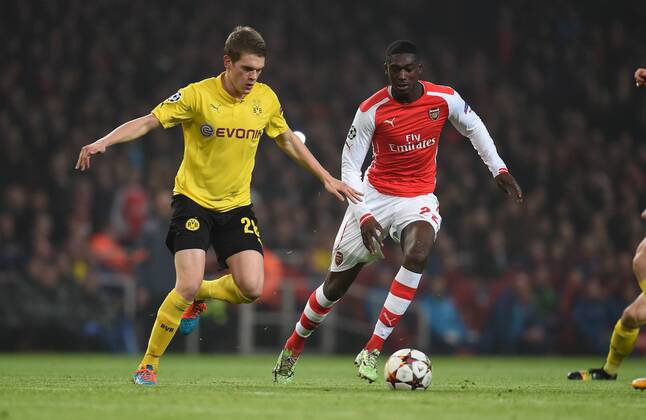FUSSBALL CHAMPIONS LEAGUE SAISON 2014 2015 VORRUNDE Arsenal London - Borussia Dortmund 26.11.2014 Matthias Ginter (li, Borussia Dortmund) gegen Yaya Sanogo (re, Arsenal) 
