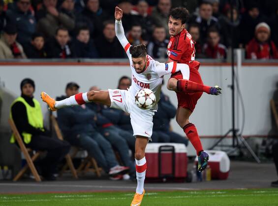 26.11.2014, Fussball, Saison 2014 15, UEFA Champions League, Vorrunde, Bayer 04 Leverkusen - AS Monaco Giulio Donati (Bayer 04 Leverkusen), re., gegen Yannick Ferreira Carrasco (AS Monaco)