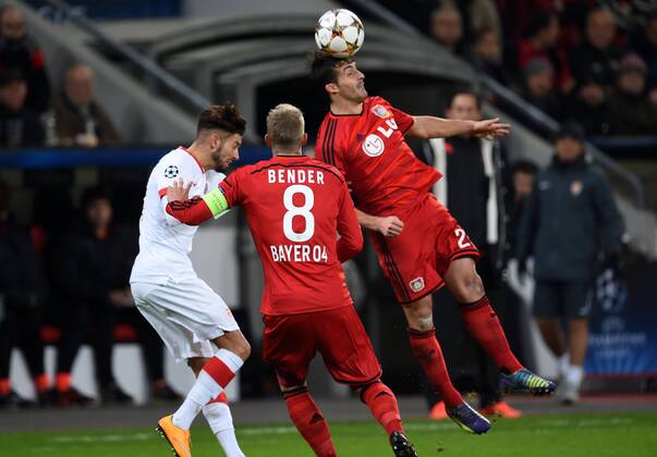 26.11.2014, Fussball, Saison 2014 15, UEFA Champions League, Vorrunde, Bayer 04 Leverkusen - AS Monaco v.re., Giulio Donati (Bayer 04 Leverkusen), Lars Bender (Bayer 04 Leverkusen), Yannick Ferreira Carrasco (AS Monaco)
