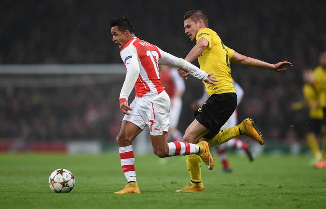 FUSSBALL CHAMPIONS LEAGUE SAISON 2014 2015 VORRUNDE Arsenal London - Borussia Dortmund 26.11.2014 Alexis Sanchez (li, Arsenal) gegen Lukasz Piszczek (re, Borussia Dortmund) 
