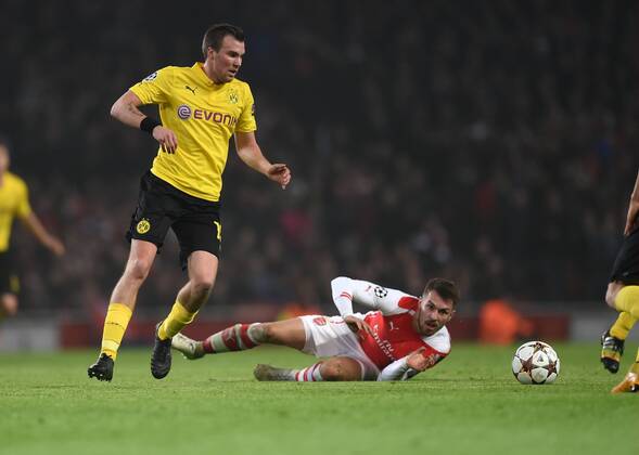 FUSSBALL CHAMPIONS LEAGUE SAISON 2014 2015 VORRUNDE Arsenal London - Borussia Dortmund 26.11.2014 Kevin Grosskreutz (li, Borussia Dortmund) gegen Aaron Ramsey (re, Arsenal) 