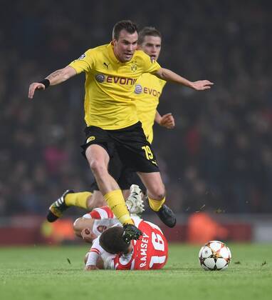 FUSSBALL CHAMPIONS LEAGUE SAISON 2014 2015 VORRUNDE Arsenal London - Borussia Dortmund 26.11.2014 Kevin Grosskreutz (li, Borussia Dortmund) gegen Aaron Ramsey (re, Arsenal) 
