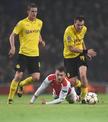 FUSSBALL CHAMPIONS LEAGUE SAISON 2014 2015 VORRUNDE Arsenal London - Borussia Dortmund 26.11.2014 Sven Bender (li) und Kevin Grosskreutz (re, beide Borussia Dortmund) gegen Aaron Ramsey (am Boden, Arsenal) 