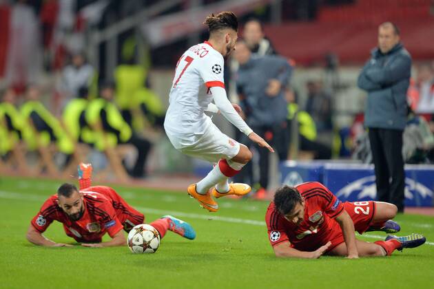 Bayer 04 Leverkusen vs. AS Monaco --- Fussball --- Champions League --- 26.11.2014 Zweikampf, von links: Ömer, Oemer Toprak (Leverkusen), Yannick Ferreira-Carrasco, Ferreira Carrasco (Monaco), Giulio Donati (Leverkusen), Freisteller, Aktion