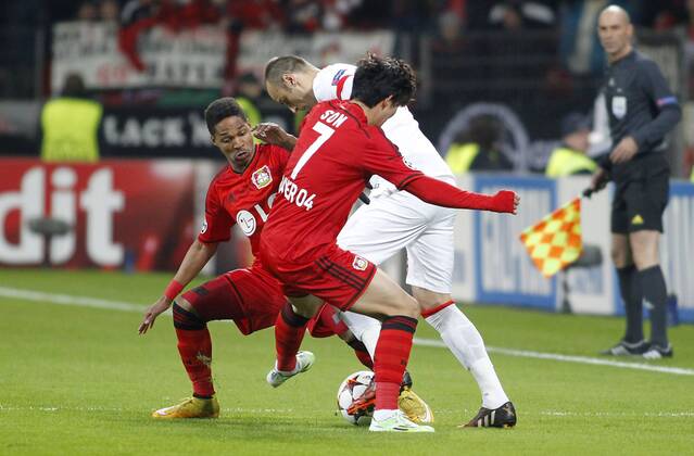 Leverkusens Wendell (L) and Leverkusens Heung-Min Son (R) against Monacos Dimitar Berbatov during the Championsleague match between Bayer 04 Leverkusen and AS Monaco, Bayarena in Leverkusen on November 26., 2014. Bayer 04 Leverkusen vs. AS Monaco in der Champions League der Saison 2014 2015 am 26. November 2014.