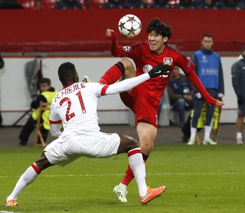 Leverkusens Heung-Min Son (R) against Monacos Elderson during the Championsleague match between Bayer 04 Leverkusen and AS Monaco, Bayarena in Leverkusen on November 26., 2014. Bayer 04 Leverkusen vs. AS Monaco in der Champions League der Saison 2014 2015 am 26. November 2014.