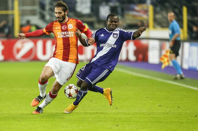 Aktuell Fussball, Champions League, RSC Anderlecht - Galatasaray Istanbul - BRUSSELS, BELGIUM: Galatasaray s Hamit Altintop and Anderlecht s Frank Acheampong fight for the ball during a game between Belgian soccer team RSCA Anderlecht and Turkish team Galatasaray, in Brussels, in the Constant Vanden Stock stadium, Wednesday 26 November 2014, on the fifth day of the group stage of the UEFA Champions League competition, in group D. THIERRYxROGE  x 04509521x